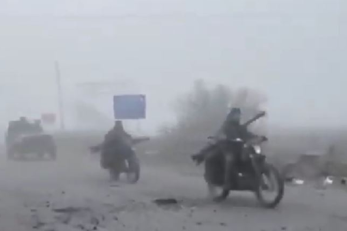 Ρώσοι στρατιώτες σε μηχανές μέσα στην ομίχλη