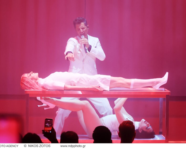 Σάκης Ρουβάς: Η αντίδραση του τραγουδιστή σε ερώτηση για το ατύχημα και την πτώση του στα μπουζούκια