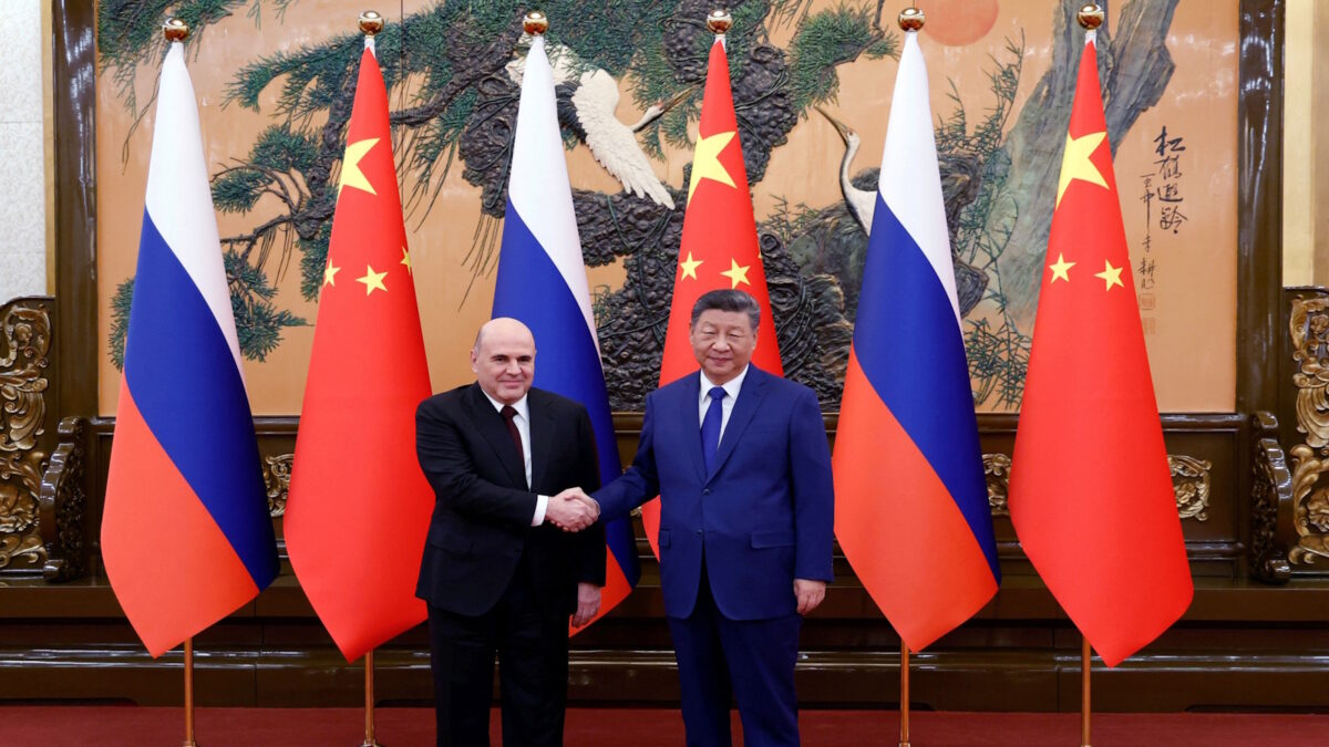 Ο Ρώσος πρωθυπουργός Μιχαήλ Μισούστιν (αριστερά) με τον Κινέζο πρόεδρο Σι Τζινπίνγκ (δεξιά)