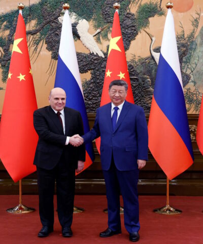 Ο Ρώσος πρωθυπουργός Μιχαήλ Μισούστιν (αριστερά) με τον Κινέζο πρόεδρο Σι Τζινπίνγκ (δεξιά)