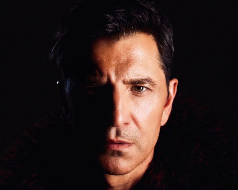 Ο Σάκης Ρουβάς επιστρέφει δισκογραφικά με έναν «Έρωτα σκοτεινό»