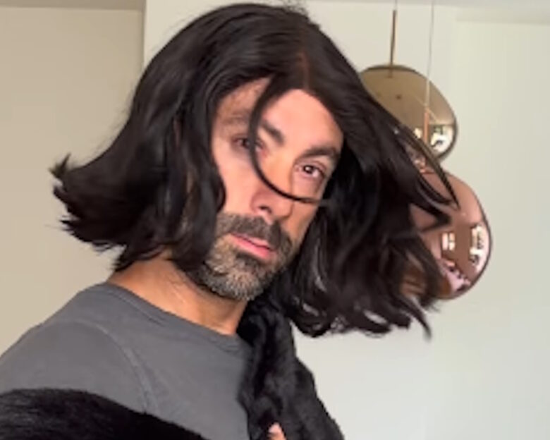 Ο Σάκης Τανιμανίδης φόρεσε την περούκα της Χριστίνας Μπόμπα από τα MadWalk: «Δεν έχεις μαλλιά;», τη ρώτησε