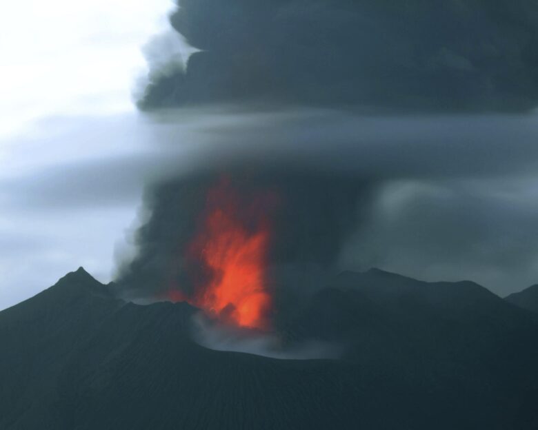 Ιαπωνία: Εξερράγη το ηφαίστειο Σακουρατζίμα, ακυρώθηκαν πτήσεις εξαιτίας της τέφρας
