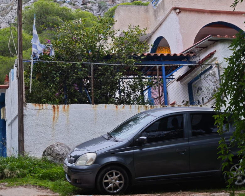 Σαλαμίνα: Από χτύπημα στο κεφάλι έπεσε νεκρή η 75χρονη – Κάμερα κατέγραψε τους δράστες να μπαίνουν στο σπίτι της