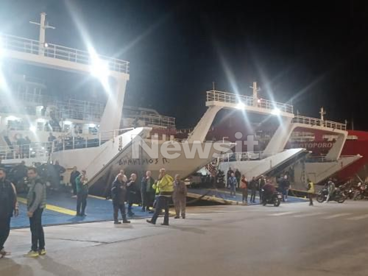 Κόσμος περιμένει να επβιβαστεί στα φέρι μποτ