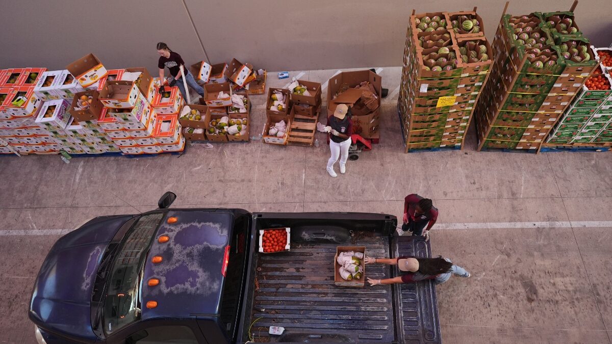 Εθελοντές βοηθούν στη φόρτωση οχημάτων κατά τη διάρκεια διανομής τροφίμων στην Τράπεζα Τροφίμων του Σαν Αντόνιο