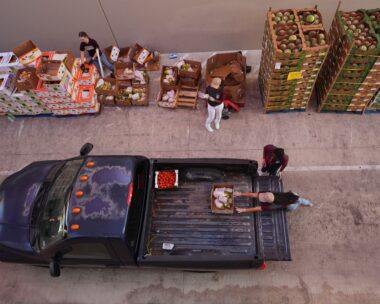 Εθελοντές βοηθούν στη φόρτωση οχημάτων κατά τη διάρκεια διανομής τροφίμων στην Τράπεζα Τροφίμων του Σαν Αντόνιο