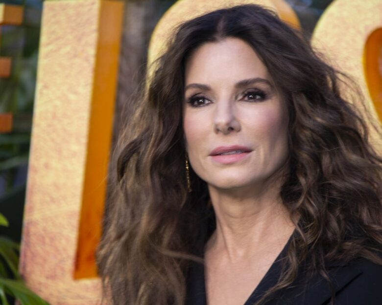 Σάντρα Μπούλοκ: Σπάνια εμφάνιση δύο χρόνια μετά τον θάνατο του συντρόφου της Μπράιαν Ράνταλ από ALS – Τον αποκαλούσε «αγάπη της ζωής της»