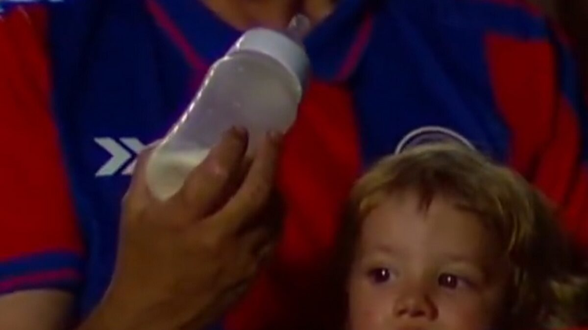 Οπαδός της Σαν Λορέντζο απέτυχε να ταΐσει με μπιμπερό ένα παιδάκι στην κερκίδα και έγινε viral