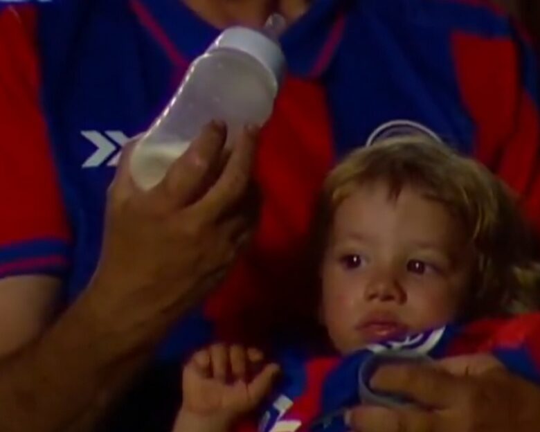 Οπαδός της Σαν Λορέντζο απέτυχε να ταΐσει με μπιμπερό ένα παιδάκι στην κερκίδα και έγινε viral