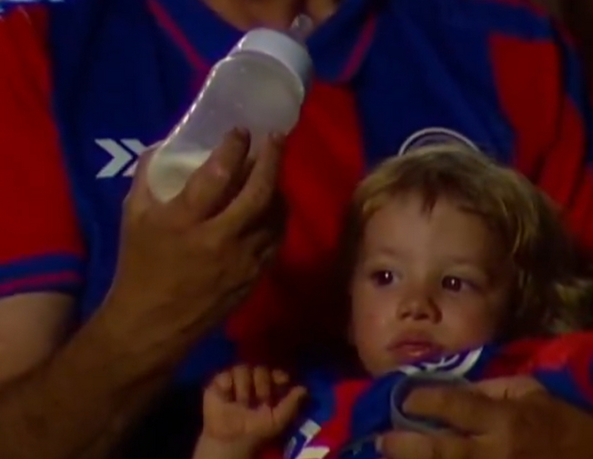 Οπαδός της Σαν Λορέντζο απέτυχε να ταΐσει με μπιμπερό ένα παιδάκι στην κερκίδα και έγινε viral