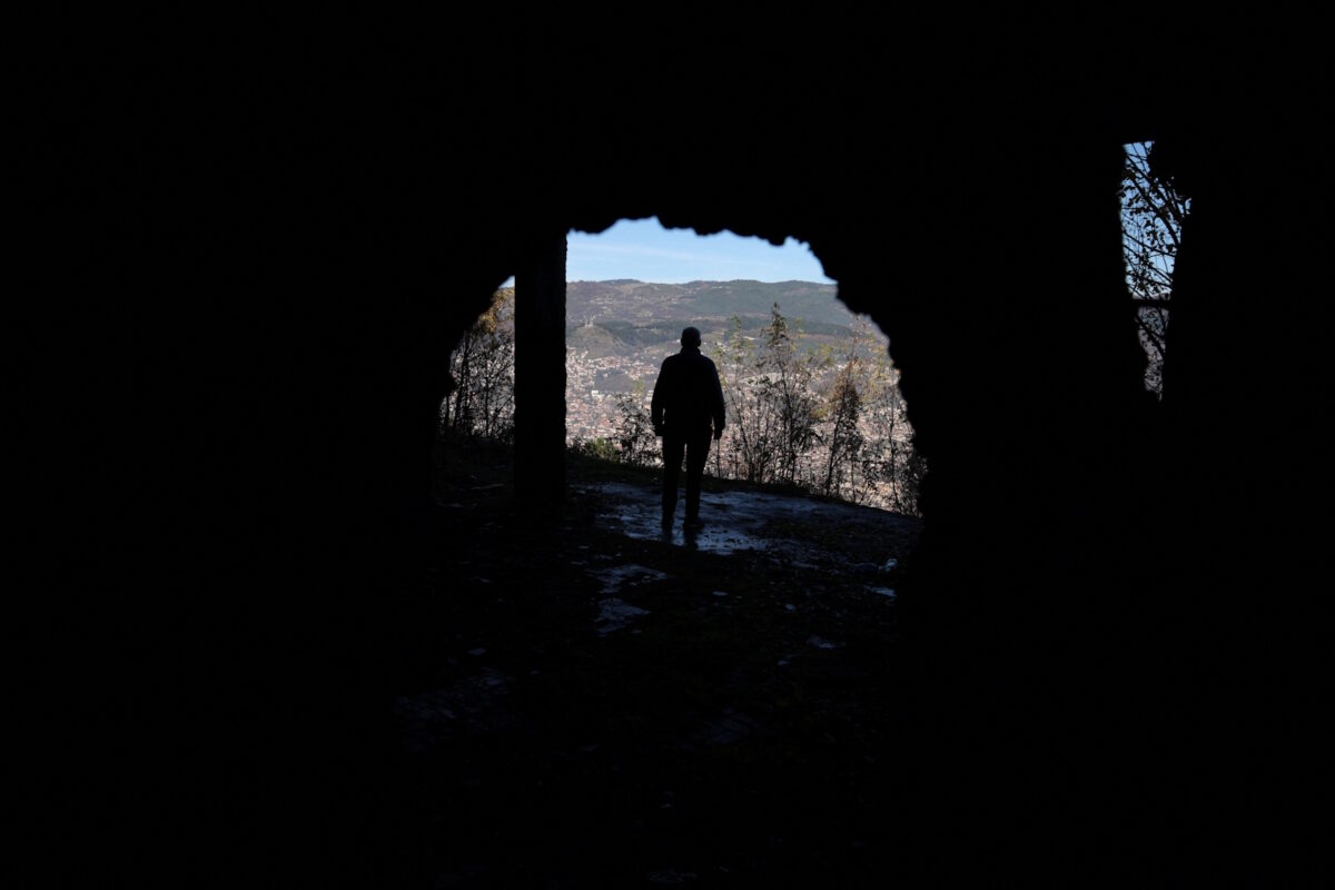 Βόσνιος κοιτάζει το Σεράγεβο από ένα κτήριο που καταστράφηκε κατά την διάρκεια του πολέμου