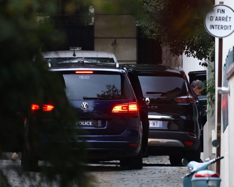 Ο Νικολά Σαρκοζί επέστρεψε σπίτι του – Αποχώρησε από τη φυλακή Λα Σαντέ με αυτοκίνητο μαζί με την Κάρλα Μπρούνι