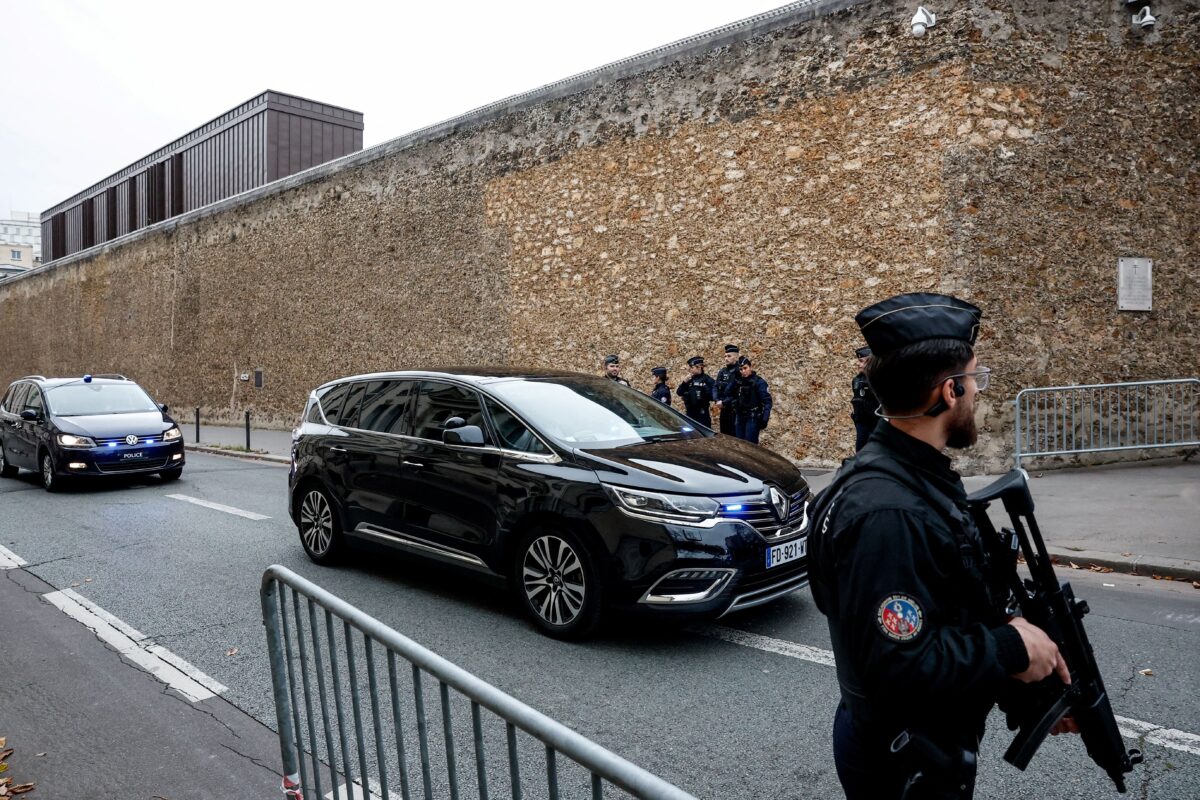 Ο Νικολά Σαρκοζί αποχωρεί από τη φυλακή Λα Σαντέ