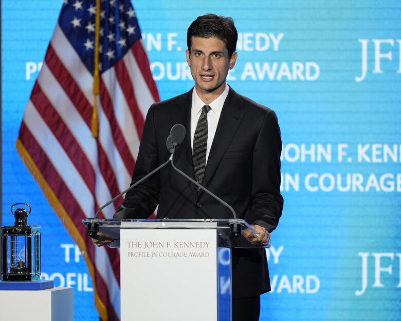 ΗΠΑ: Ο εγγονός του Τζον Φ. Κένεντι κατεβαίνει στην πολιτική – Ο Τζακ Σλόσμπεργκ διεκδικεί έδρα στο Κογκρέσο