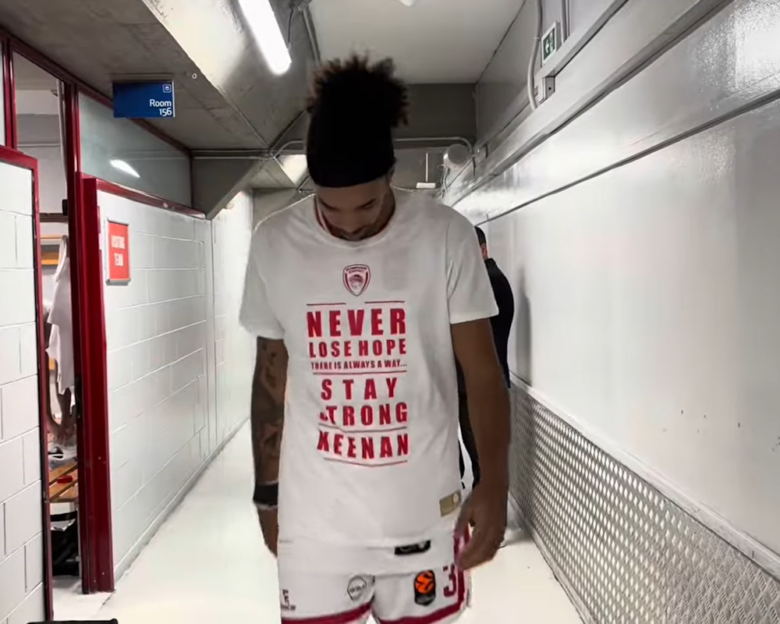 Αρμάνι Μιλάνο – Ολυμπιακός: Η παρακάμερα της αναμέτρησης με το μπλουζάκι στήριξης των ερυθρολεύκων στον Κίναν Έβανς