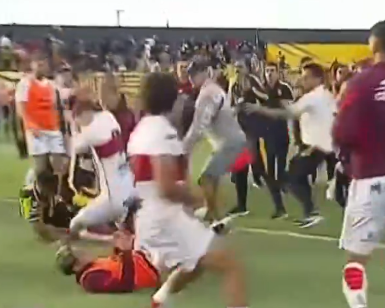 Αργεντινή: Απίστευτο ξύλο σε αγώνα της Β’ Εθνικής ανάμεσα σε παίκτες με μάχες σώμα με σώμα