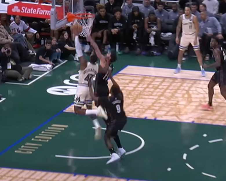 Ο Θανάσης Αντετοκούνμπο με τρομερό κάρφωμα στο Top 10 των καλύτερων φάσεων του NBA