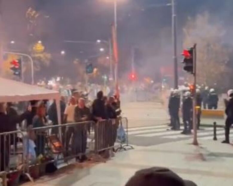 Σερβία: Επεισόδια έξω από το κοινοβούλιο όπου πραγματοποιεί απεργία πείνας η μητέρα θύματος της τραγωδίας στο Νόβι Σαντ