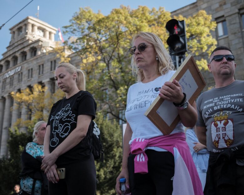 Σερβία: Μητέρα θύματος της τραγωδίας του Νόβι Σαντ ξεκινά απεργία πείνας μπροστά από το Κοινοβούλιο