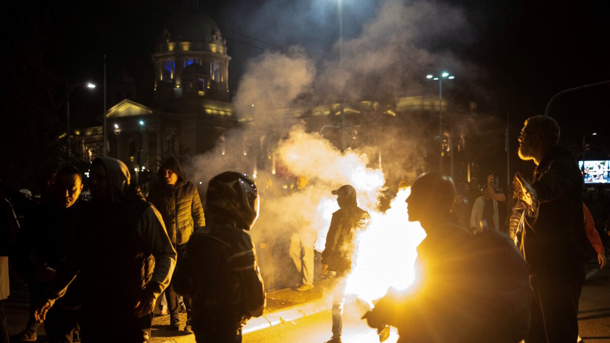 Διαδηλωτές συγκρούονται με αστυνομικές δυνάμεις έξω από το σερβικό κοινοβούλιο