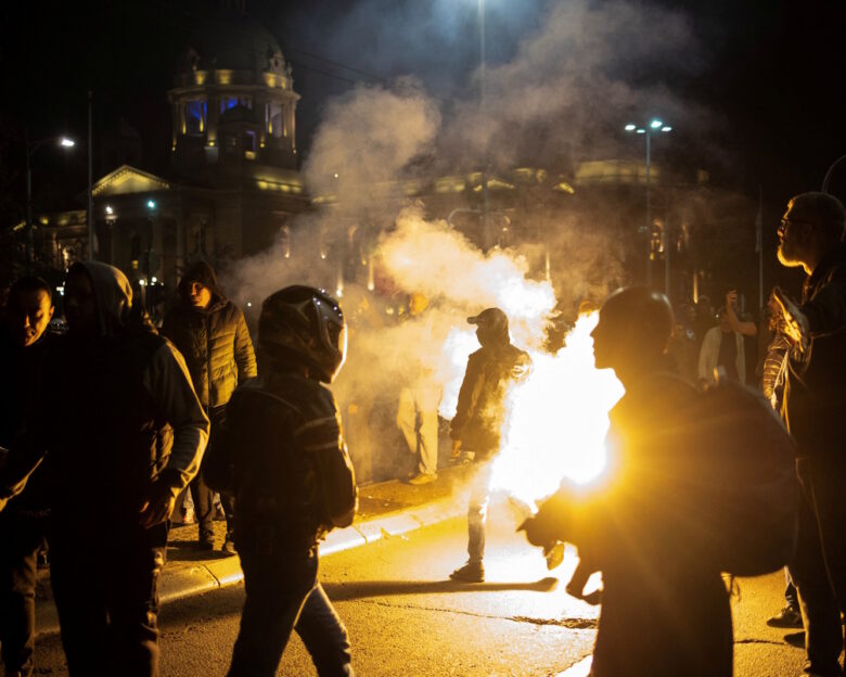 Σερβία: «Εκρηκτικό» το κλίμα από τα επεισόδια λόγω της απεργίας πείνας που κάνει μητέρα θύματος του δυστυχήματος του Νόβι Σαντ