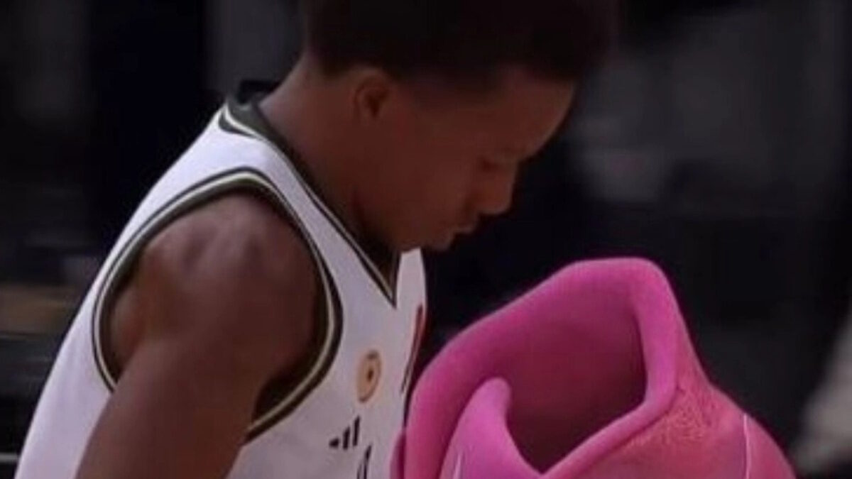 Eπικός Σορτς για τo meme με το παπούτσι του Κένεθ Φαρίντ: «Κάνουν αστεία και εγώ προσπαθώ να είμαι καλός συμπαίκτης»