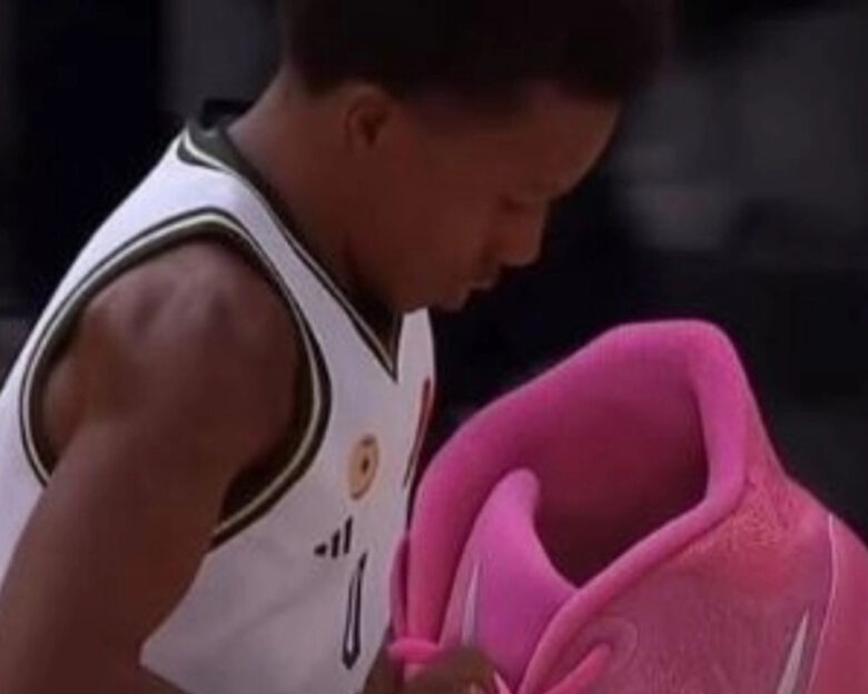 Eπικός Σορτς για τo meme με το παπούτσι του Κένεθ Φαρίντ: «Κάνουν αστεία και εγώ προσπαθώ να είμαι καλός συμπαίκτης»