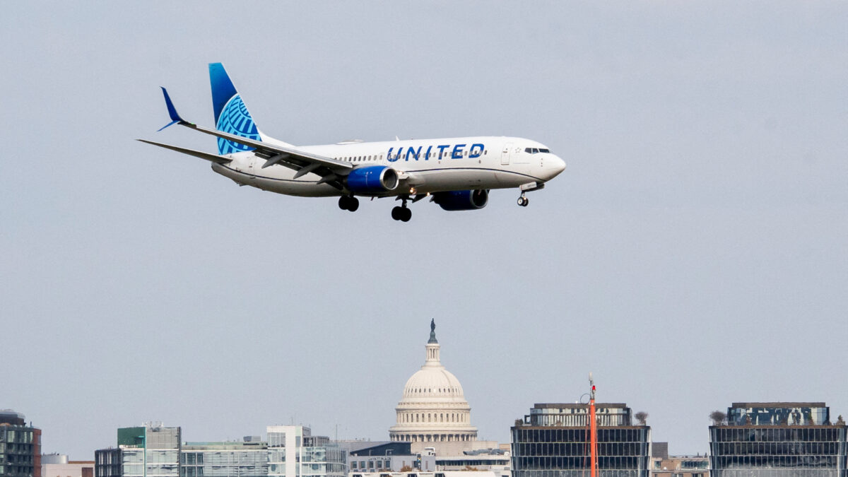 Ένα αεροπλάνο προσγειώνεται στην Ουάσιγκτον