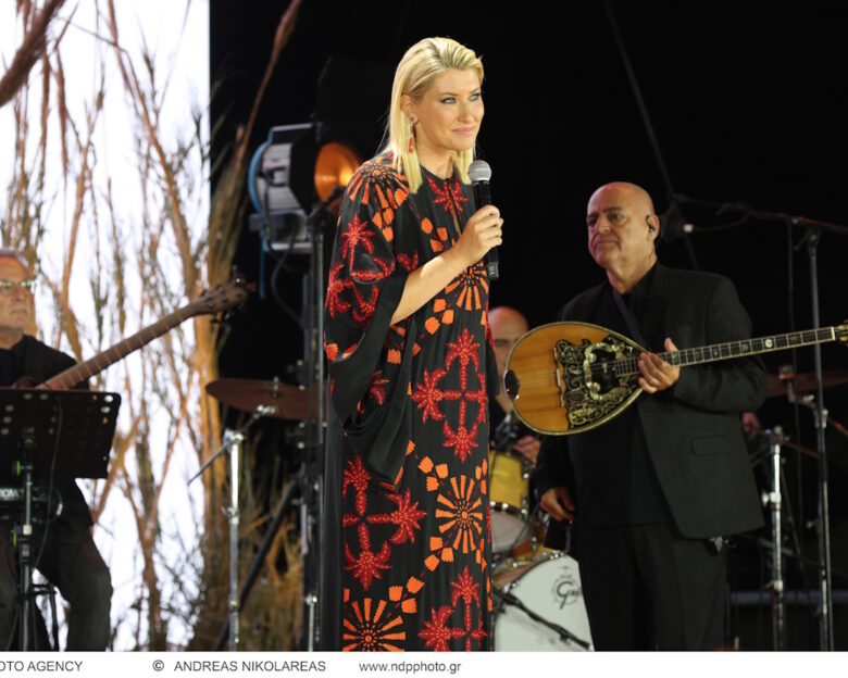 Η Σία Κοσιώνη έκανε ντεμπούτο στη θεατρική σκηνή – Βίντεο από την εμφάνισή της στο «Παραδοσιακώς Ακατάλληλο»