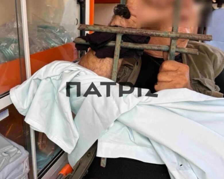 Μεταλλικό σίδερο περίφραξης «καρφώθηκε» σε χέρι ηλικιωμένου – Έκοψαν το κάγκελο για να πάει τον απεγκλωβίσουν