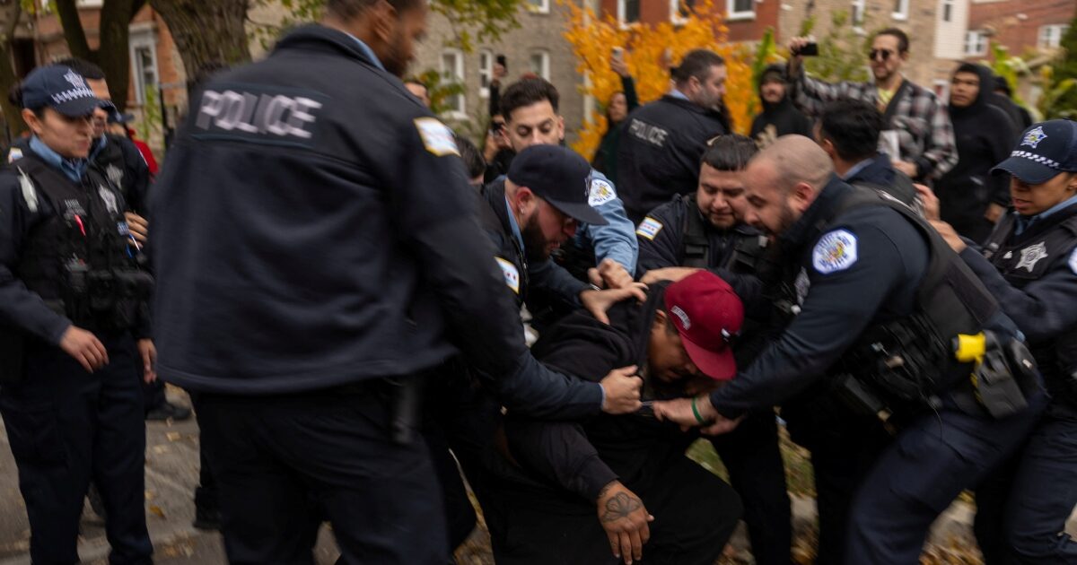Chicago: Shots fired at police officers at protest after mass arrests of immigrants – Paint and bricks thrown at them