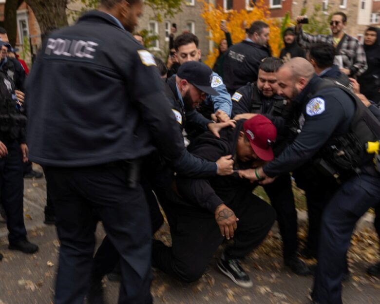 Σικάγο: Πυροβολισμοί κατά αστυνομικών σε διαδήλωση μετά από μαζικές συλλήψεις μεταναστών – Τους πέταξαν μπογιές και τούβλα
