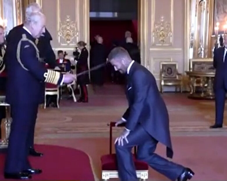 Ο Ντέιβιντ Μπέκαμ χρίστηκε ιππότης από τον Βασιλιά Κάρολο