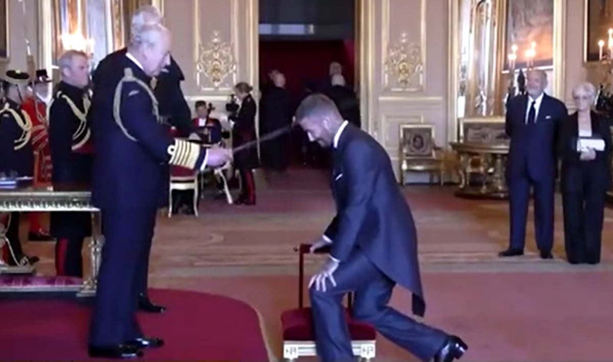 Ο Ντέιβιντ Μπέκαμ χρίστηκε ιππότης από τον Βασιλιά Κάρολο