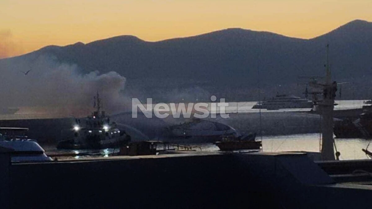 Τα σκάφη που καίγονται στον Πειραιά