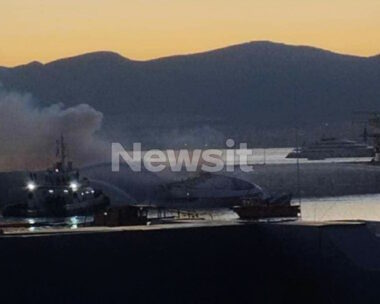 Τα σκάφη που καίγονται στον Πειραιά
