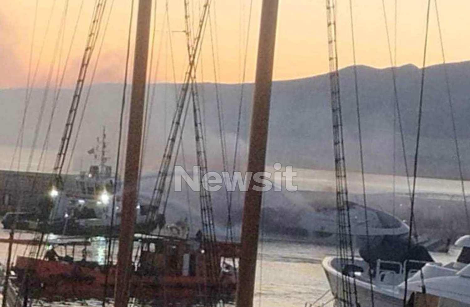 Σκάφη που καίγονται στην Ακτή Θεμιστοκλέους