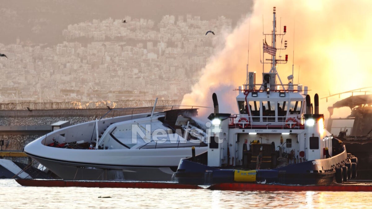 Σκάφος στη Μαρίνα Ζέας