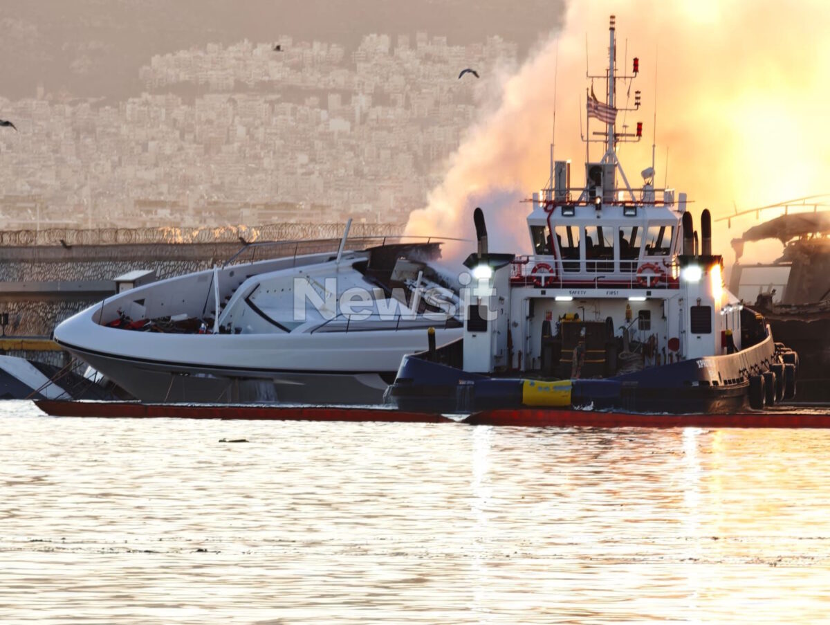 Σκάφος στη Μαρίνα Ζέας