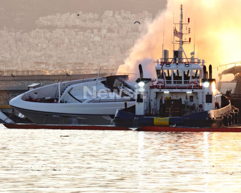 Πειραιάς: Φωτιά σε γιοτ στη Μαρίνα Ζέας – Βυθίστηκαν 3, στις φλόγες ακόμα ένα σκάφος