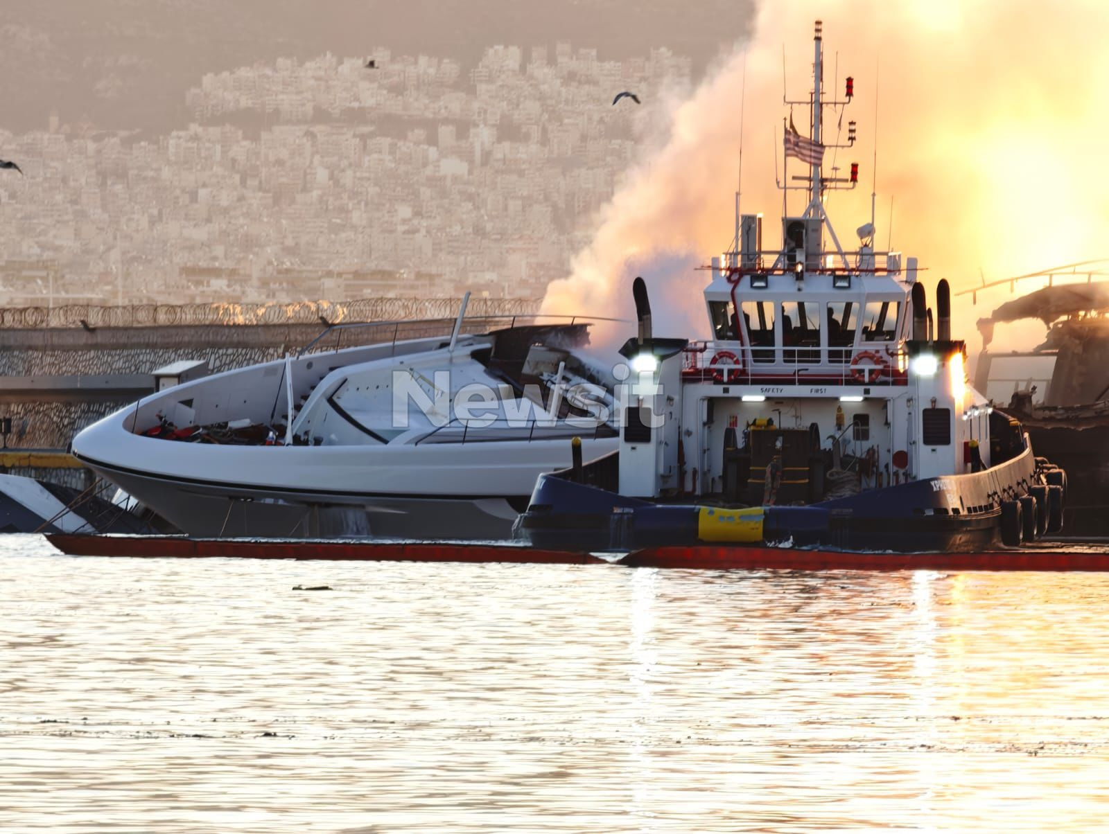 Σκάφος στη Μαρίνα Ζέας