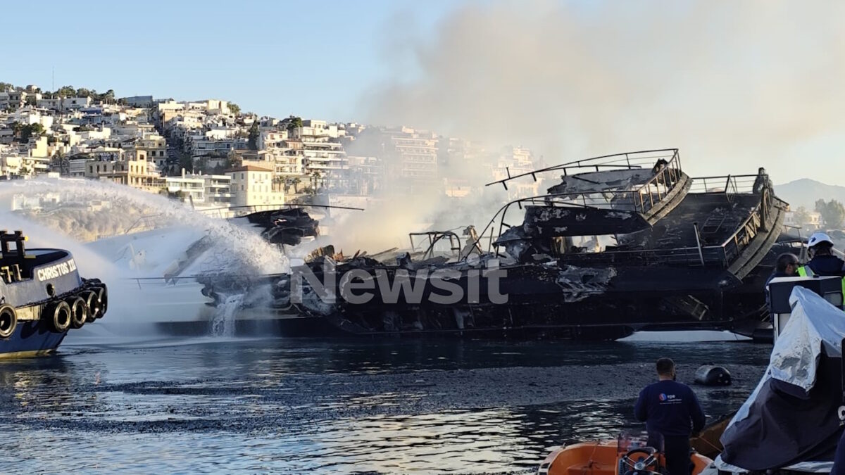 Η θαλαμηγός στον Πειραιά