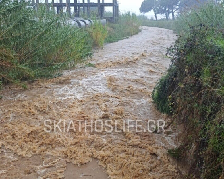«Βούλιαξε» η Σκιάθος: Ποτάμια οι δρόμοι λόγω της κακοκαιρίας – Η ΕΛΑΣ κρούει το καμπανάκι του κινδύνου στους οδηγούς