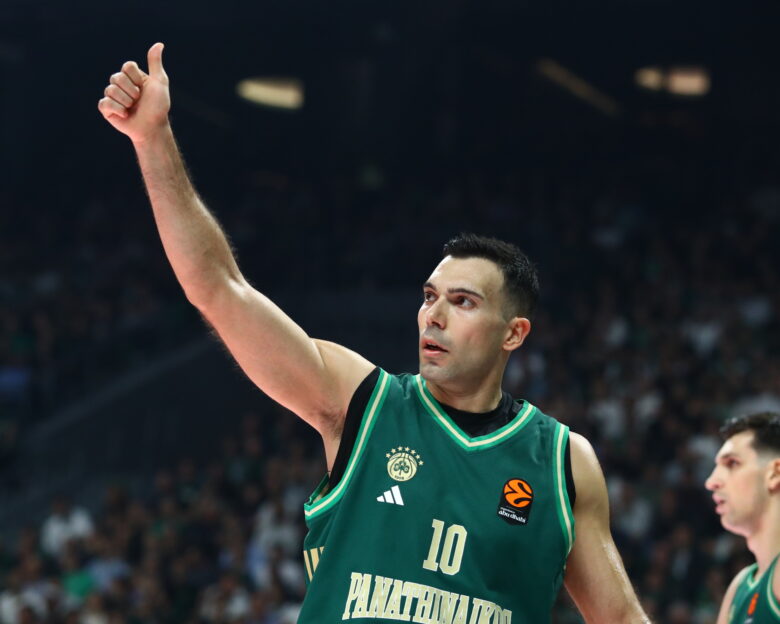 Παναθηναϊκός: Ο Κώστας Σλούκας χάρισε τη φανέλα του σε φίλαθλο της Μυκόνου Betsson με προβλήματα όρασης