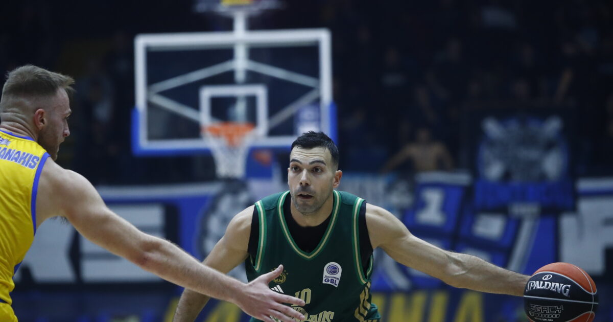 Kostas Sloukas “gave” 18-year-old Dimitris Papageorgiou of Peristeri his first points in the GBL