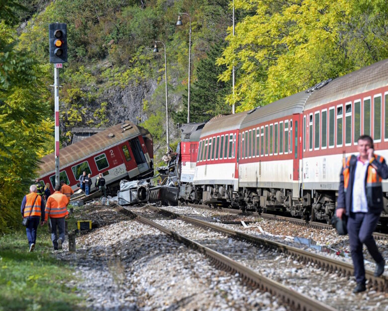 Τρόμος στη Σλοβακία: Μετωπική σύγκρουση δύο τρένων κοντά στη Μπρατισλάβα – Αρκετοί τραυματίες