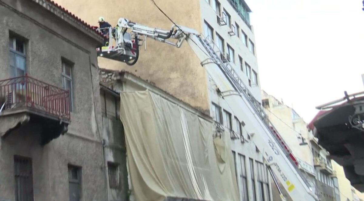 Πυροσβέστες στο εγκαταλελειμμένο σπίτι στη Σοφοκλέους