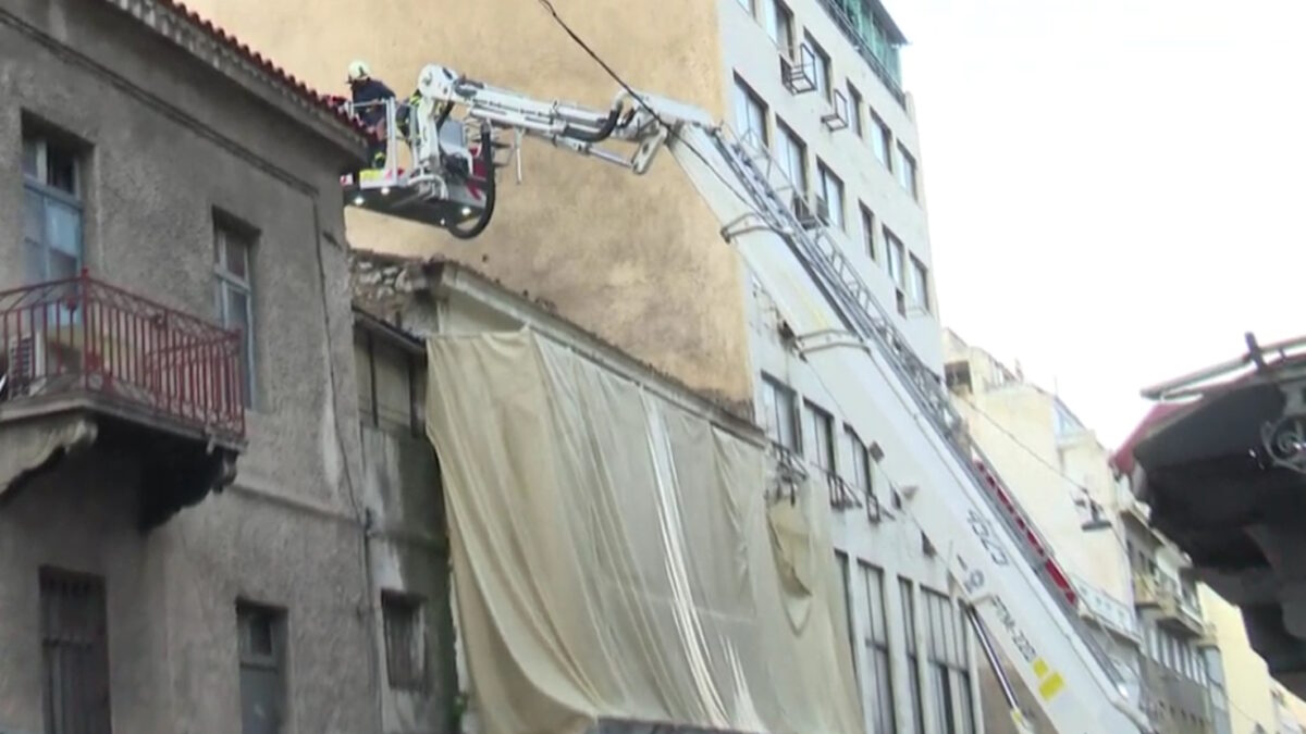 Πυροσβέστες στο εγκαταλελειμμένο σπίτι στη Σοφοκλέους