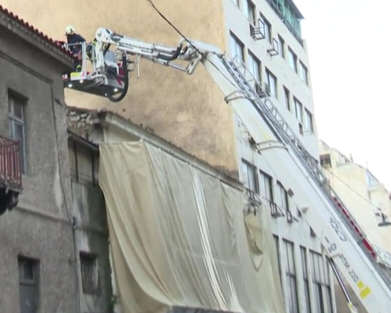 Φωτιά σε εγκαταλελειμμένο κτίριο στην Αθήνα – Κλειστή η οδός Σοφοκλέους